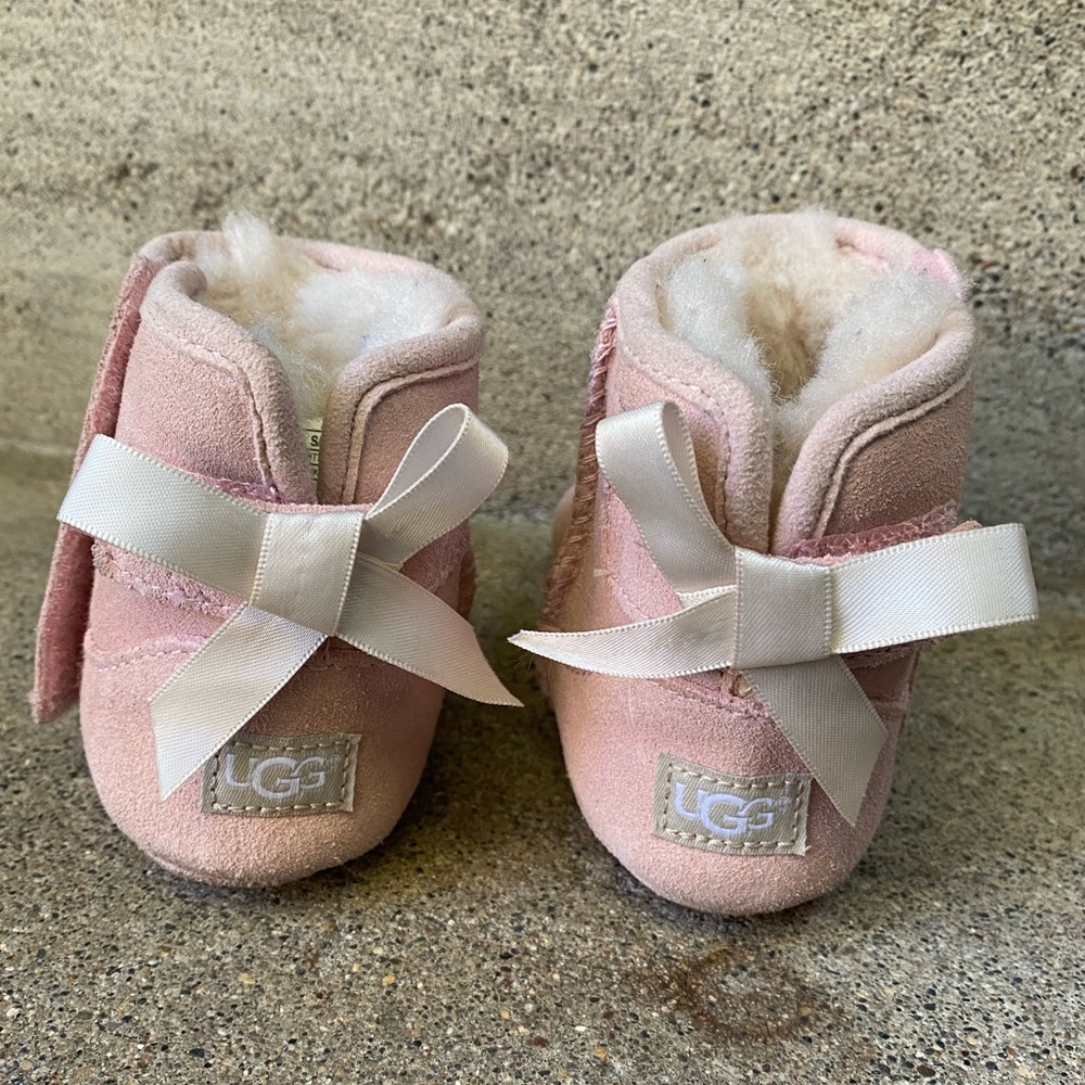 Toddler girls UGGS - Lightly worn pink uggs with bows